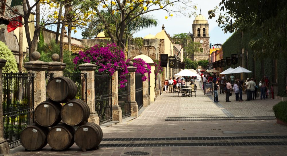 Tequila-Gabriel-Saldana-en-Wikimedia-Commons-1000x544 - Está a 1 hora de Guadalajara, tiene el tequila más delicioso y es un Pueblo Mágico que tienes que visitar una vez en tu vida