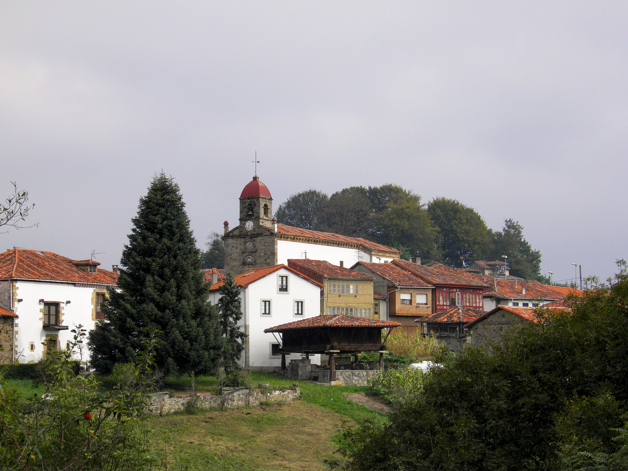 El hermoso pueblo en las montañas de Asturias con solo 100 habitantes y una increíble arquitectura rural