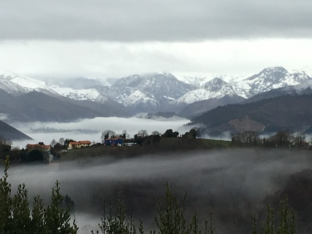 Torazu-Montserrat-Boix-Pique-en-Wikimedia-Commons-1000x750 - El hermoso pueblo en las montañas de Asturias con solo 100 habitantes y una increíble arquitectura rural