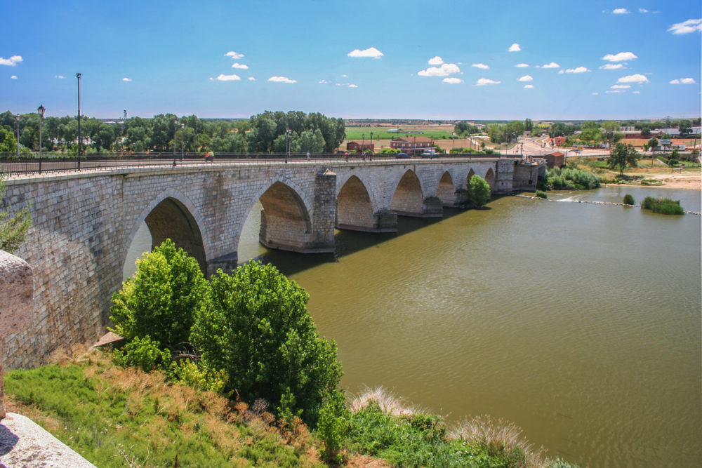 Tordesillas_rio_Duero_Wikimedia-Commons-Josemanuel-1000x667 - Está a 30 minutos de Valladolid, es un pueblo de mucha importancia histórica y tiene hermosas calles para recorrer