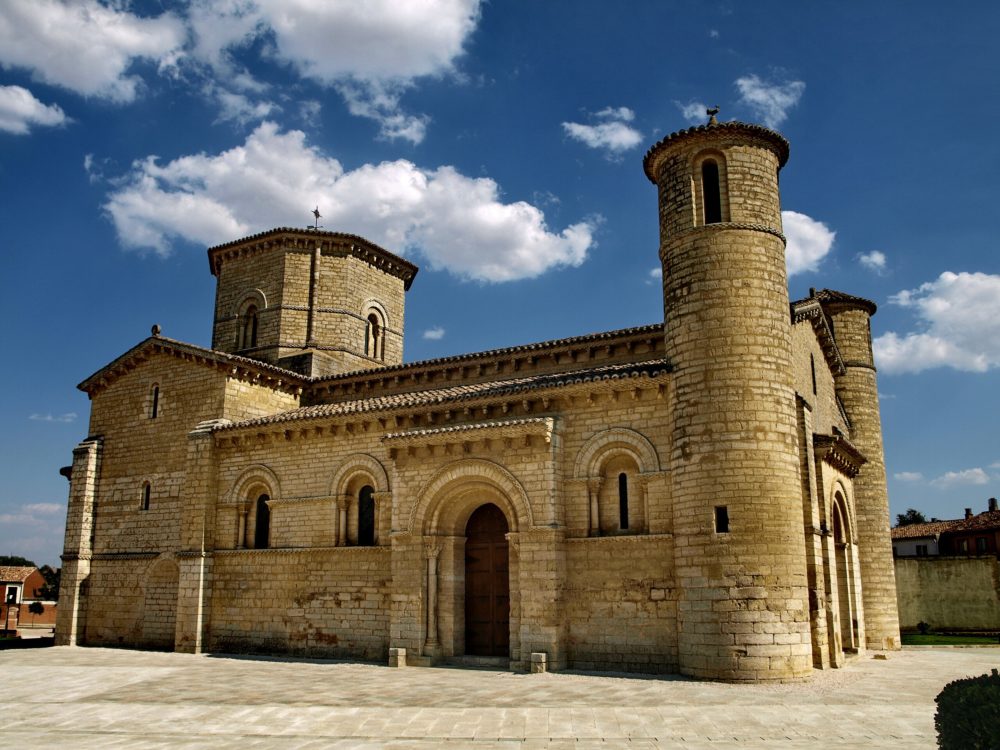 Tours-Miquel-Colomer-Planaguma-en-Wikimedia-Commons-1000x750 - El pueblito de Palencia con impactantes monasterios y deliciosos quesos que debes probar