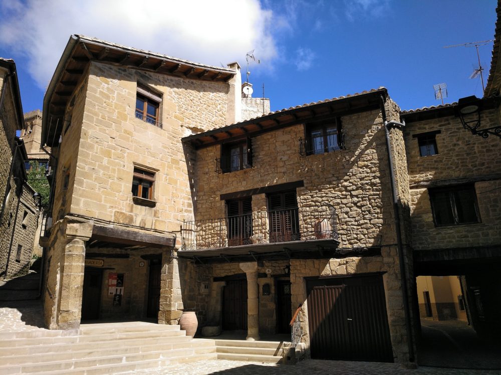 Ujue._Wikimedia_Commons_Inaki_-LL-1000x748 - El hermoso pueblo que es una gema oculta de Navarra con espectaculares bodegas y preciosas callejuelas laberínticas