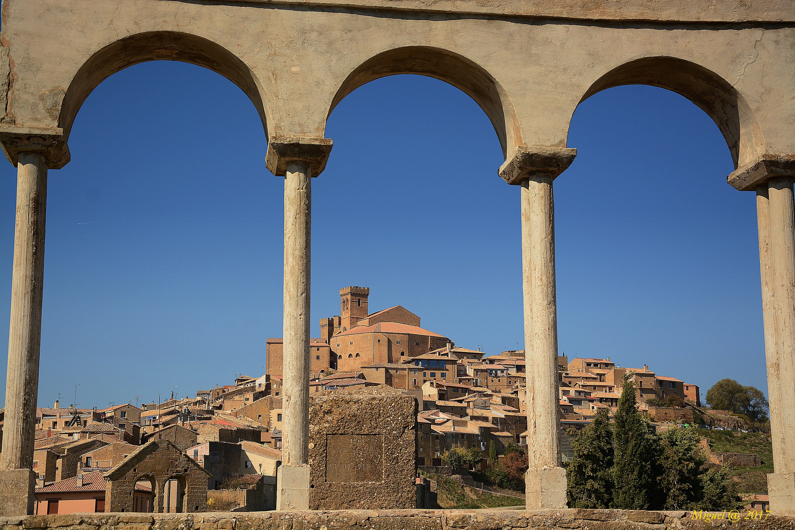 El hermoso pueblo que es una gema oculta de Navarra con espectaculares bodegas y preciosas callejuelas laberínticas