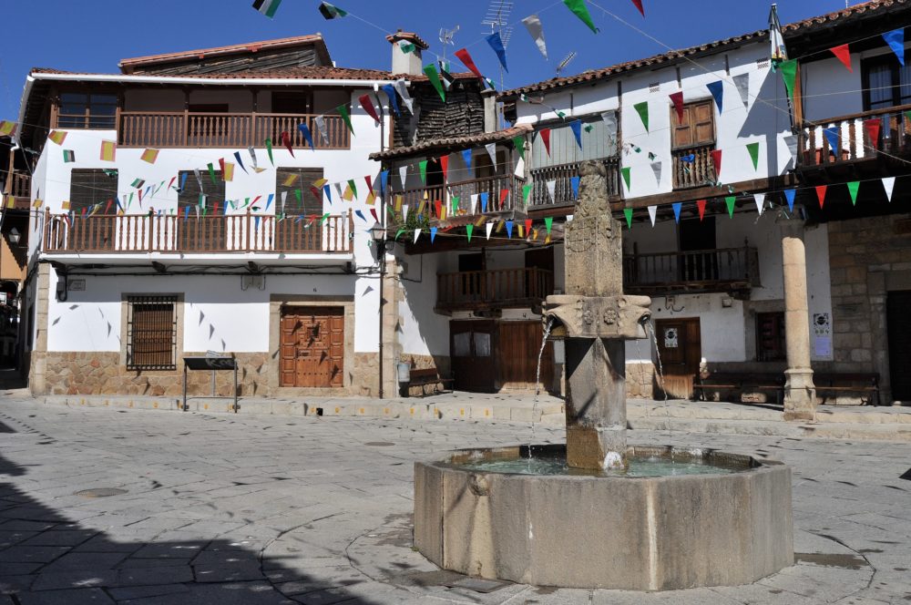 Valverde_de_la_Vera_Wikimedia_Commons_Luis_Rogelio-1000x664 - 3 hermosos pueblos para celebrar la Semana Santa en España
