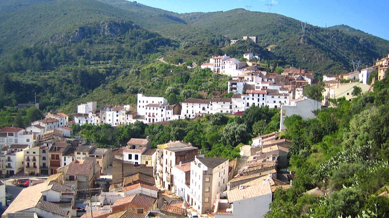 El increíble pueblo de Castellón con un castillo medieval y una impactante roca de 222 millones años de antigüedad