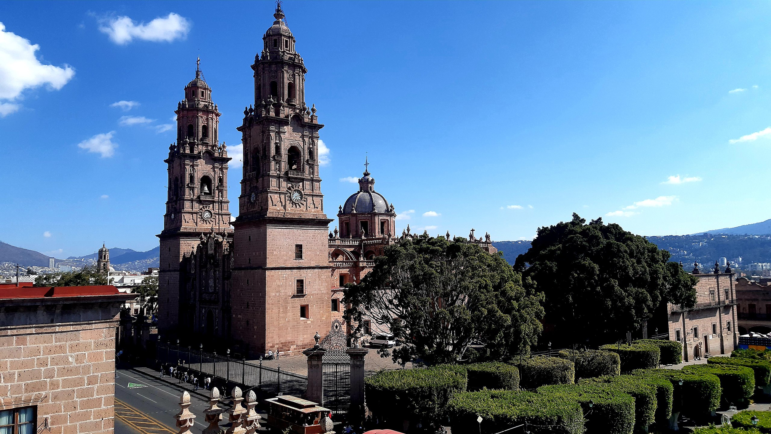 Skybar y techos que simulan ser pianos: así es el lujoso hotel boutique de Marco Antonio Solís en Morelia