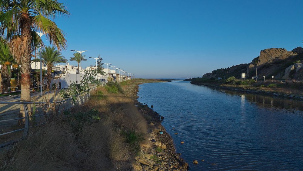 Zahara-Jose-Luis-Filpo-Cabana-en-Wikimedia-Commons-1-1000x563 - Es un tranquilo pueblo a 1 hora de Cádiz, tiene playas serenas y deliciosa gastronomía