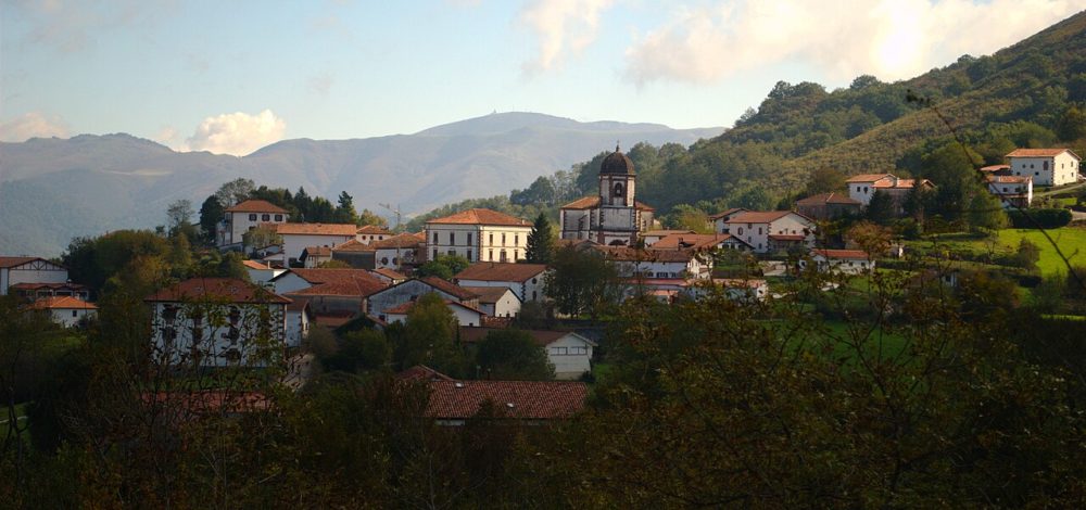 Zugarramurdi-Mikel-Iturbe-Urretxa-en-Wikimedia-Commons-1000x470 - El hermoso pueblo a 1 hora de San Sebastián con cuevas impactantes y que alojó a famosas brujas
