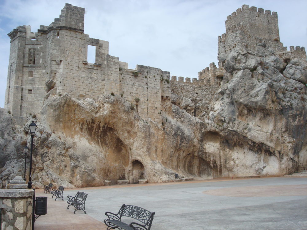 Zuheros_Wikimedia_Commons_Luis_-Rogelio-1000x750 - Está a 1 hora de Jaén, tiene una impactante cueva, un castillo medieval y es un pueblo con paisajes bonitos