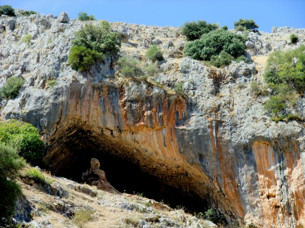 Zuheros_Wikimedia_Commons_Nikater-1000x750 - Está a 1 hora de Jaén, tiene una impactante cueva, un castillo medieval y es un pueblo con paisajes bonitos