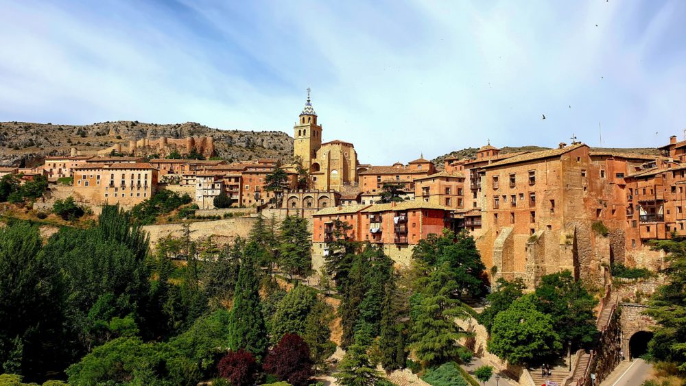 El pueblito en Teruel con un acueducto romano y vistas panorámicas impresionantes