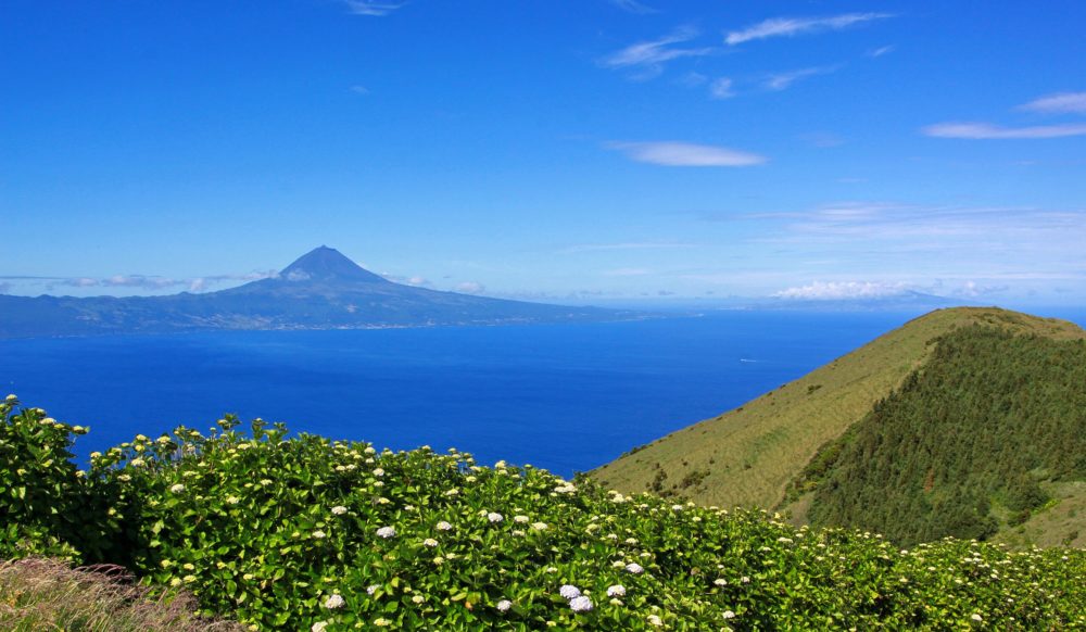azores_san_jorge_wikimedia_commons_Guillaume-Baviere-1000x582 - Las 4 islas de Azores que son un paraíso oculto de Portugal