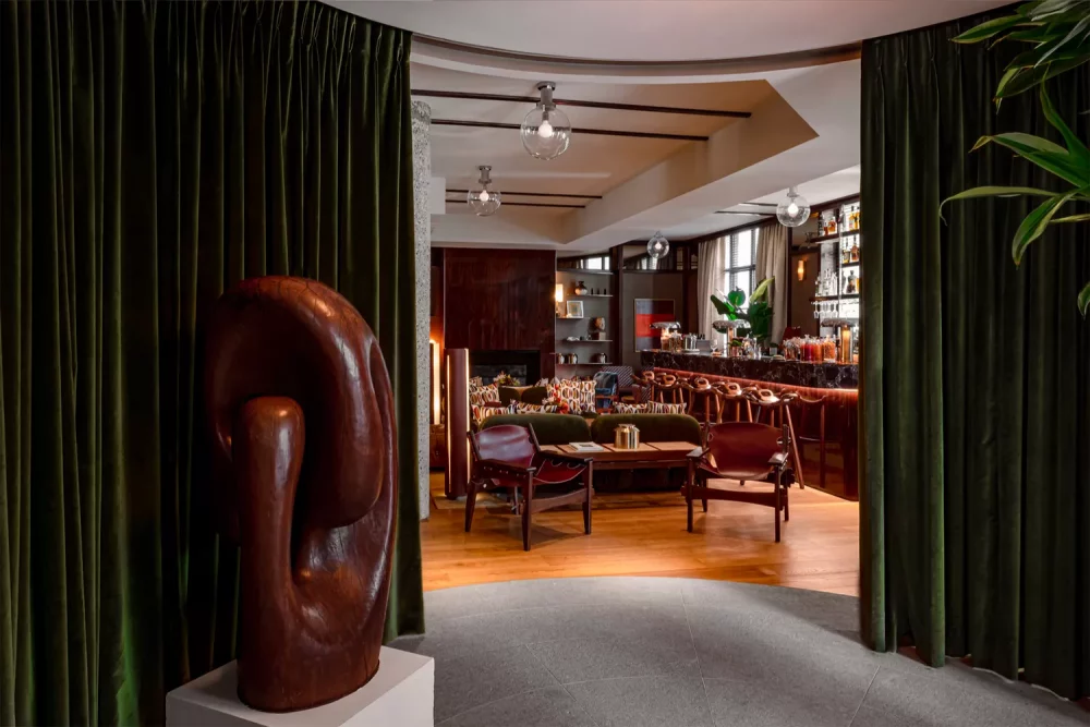 bar-norman-paris-1000x667 - Este nuevo hotel boutique en París está justo al lado de los Campos Elíseos y tiene suites con vistas a la Torre Eiffel