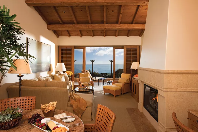 bungalows-pelican-hill-resort - Este exclusivo resort de California se siente como un pueblo italiano junto al mar, con impresionantes villas y una piscina sin precedentes