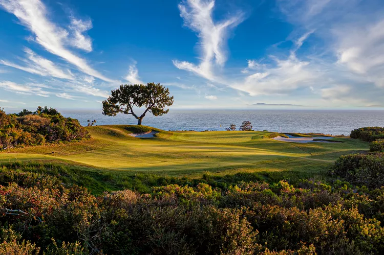 campo-de-golf-pelican-hill-resort - Este exclusivo resort de California se siente como un pueblo italiano junto al mar, con impresionantes villas y una piscina sin precedentes