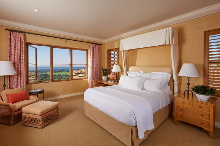 cuarto-de-visitas-villa-pelican-hill-resort - Este exclusivo resort de California se siente como un pueblo italiano junto al mar, con impresionantes villas y una piscina sin precedentes