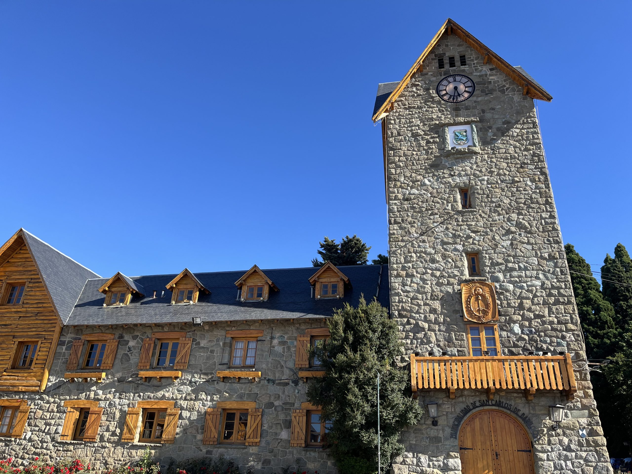 edificio_de_la_municipalidad_Bariloche-scaled - 72 horas en Bariloche: mi experiencia inolvidable en la Patagonia argentina