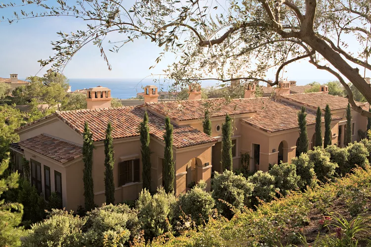 exterior-pelican-hill-resort - Este exclusivo resort de California se siente como un pueblo italiano junto al mar, con impresionantes villas y una piscina sin precedentes