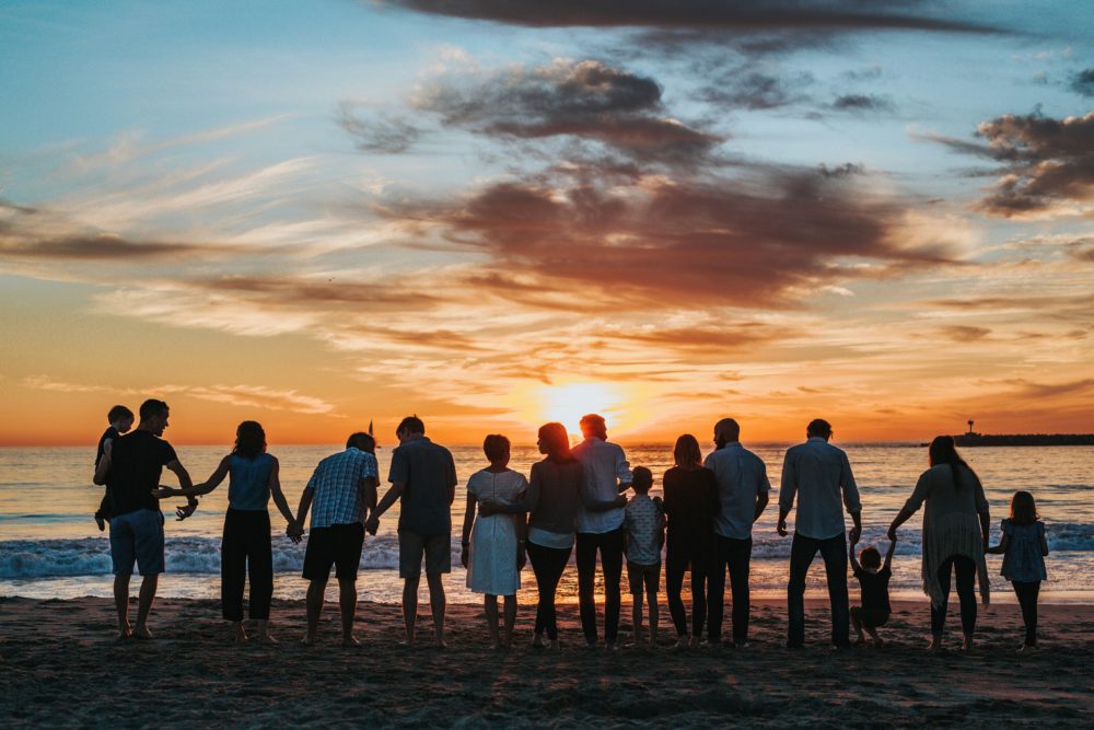 familia_en_la_playa-1000x667 - Seguros de viaje: qué tener en cuenta a la hora de contratarlos