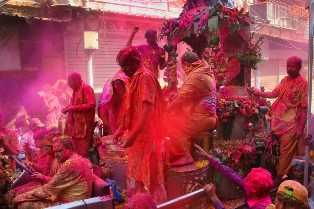 hombres_durante_el_Holi-1000x667 - Festival Holi: todo lo que debes saber sobre esta celebración