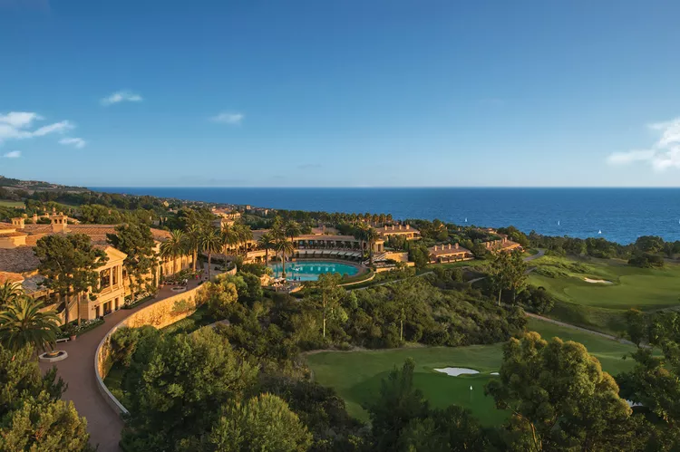 Este exclusivo resort de California se siente como un pueblo italiano junto al mar, con impresionantes villas y una piscina sin precedentes
