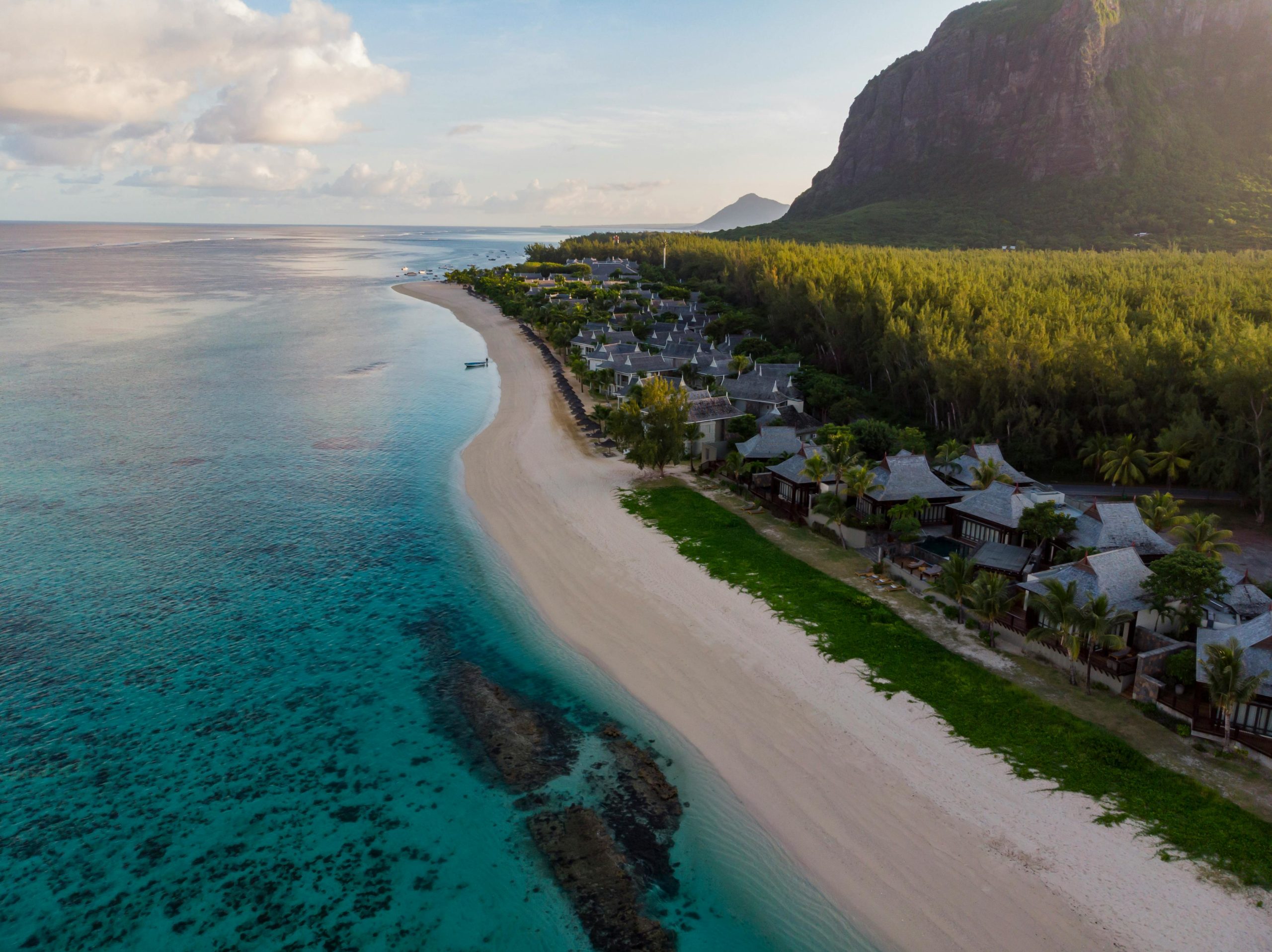 La isla del Índico con playas espectaculares y una cascada submarina