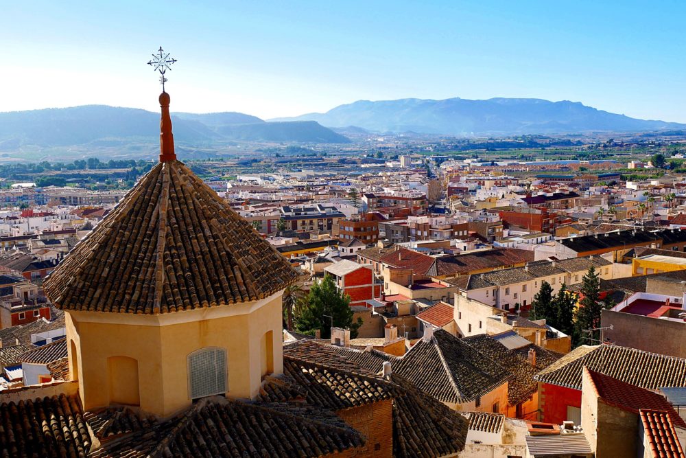 Es uno de los pueblos más bonitos de Murcia, tiene un castillo medieval y una hermosa poza que debes visitar