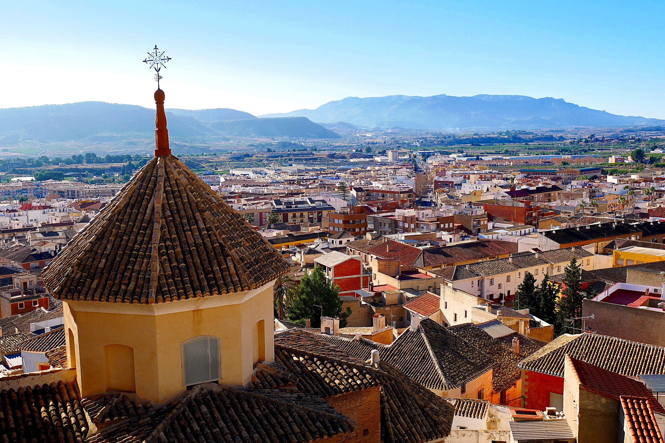 Es uno de los pueblos más bonitos de Murcia, tiene un castillo medieval y una hermosa poza que debes visitar
