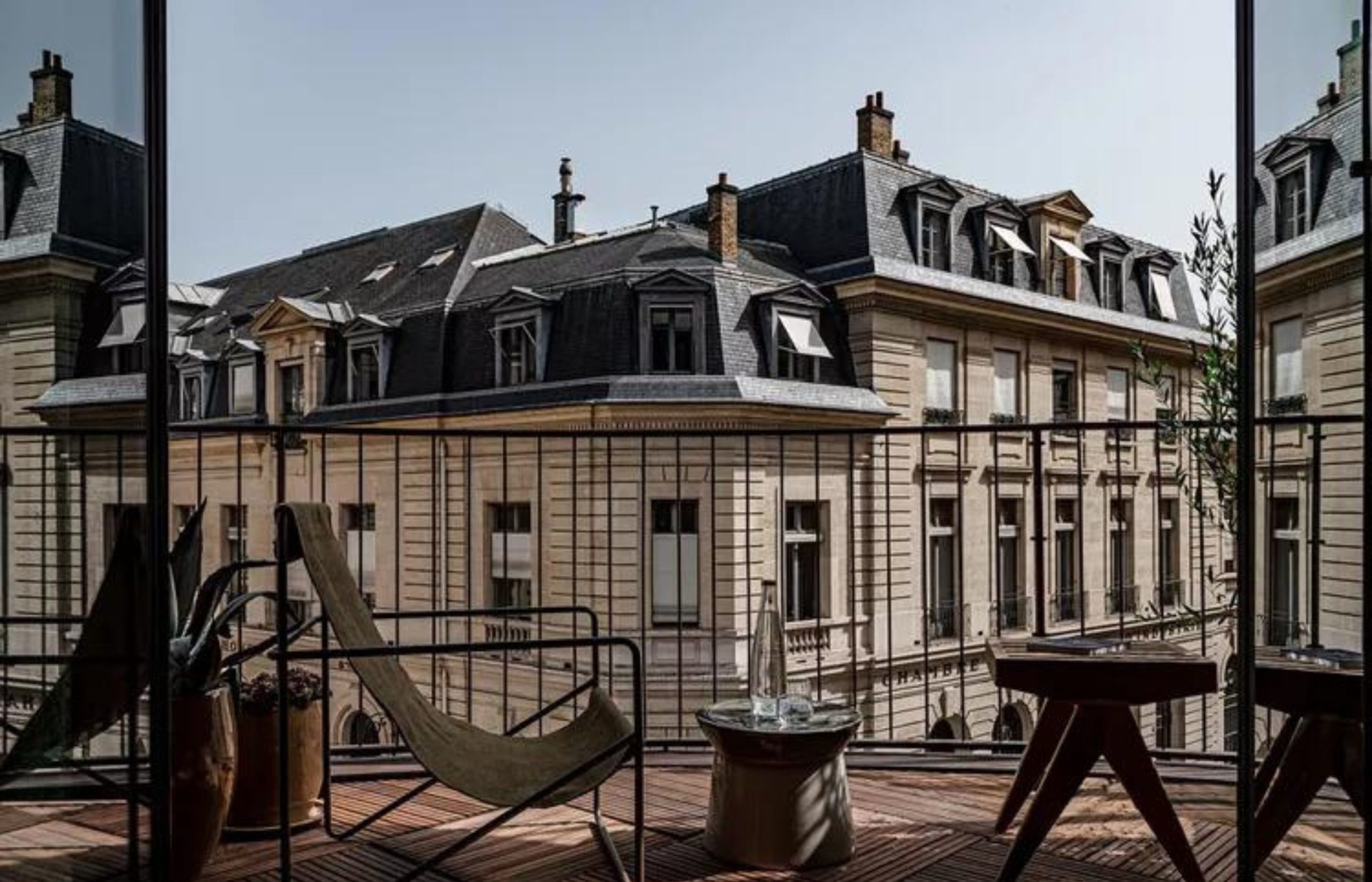 Este nuevo hotel boutique en París está justo al lado de los Campos Elíseos y tiene suites con vistas a la Torre Eiffel