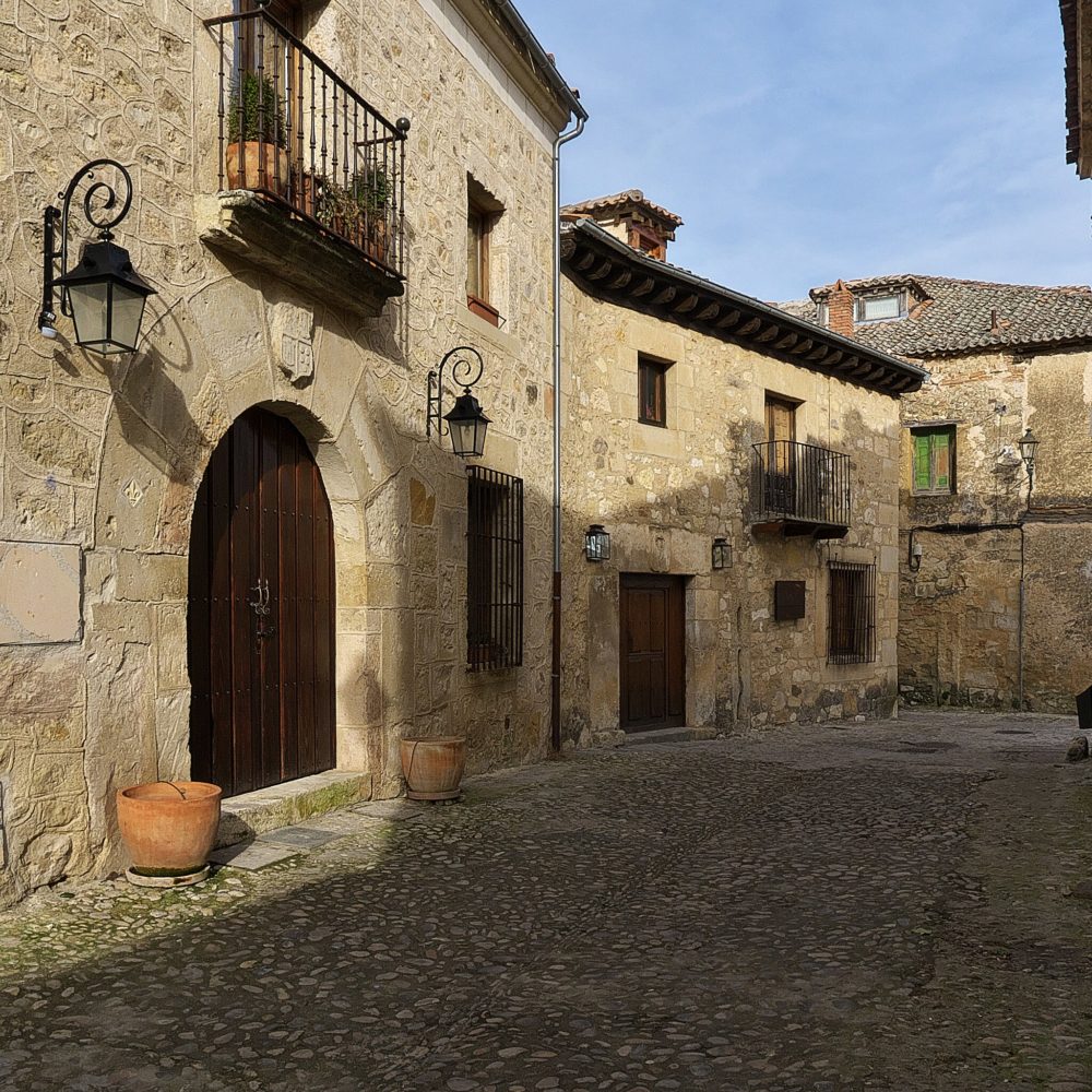 pedraza-Jl-FilpoC-en-Wikimedia-Commons-1000x1000 - El encantador pueblo a 90 minutos de Madrid con un hermoso castillo y una plaza pintoresca