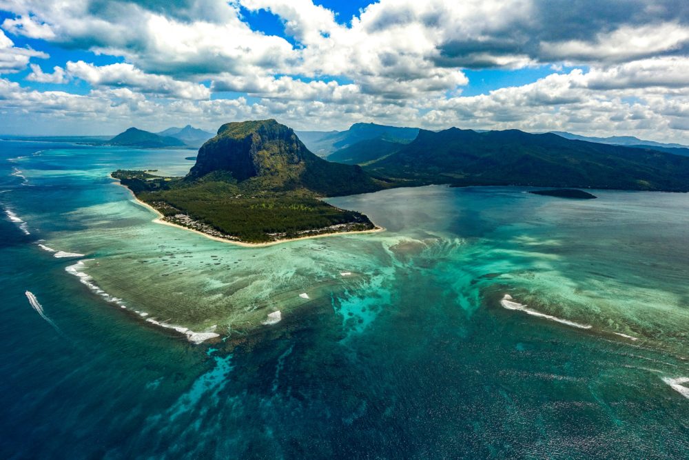 peninsula_de_Le_Morne_y_cascada_submarina-1000x667 - La isla del Índico con playas espectaculares y una cascada submarina