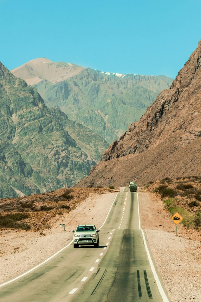 pexels-ramon-crivelli-5332934-667x1000 - Cómo viajar ahorrando en Semana Santa