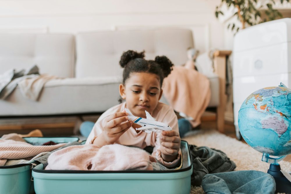 Si estás por volar con niños, estos hacks te pueden ayudar