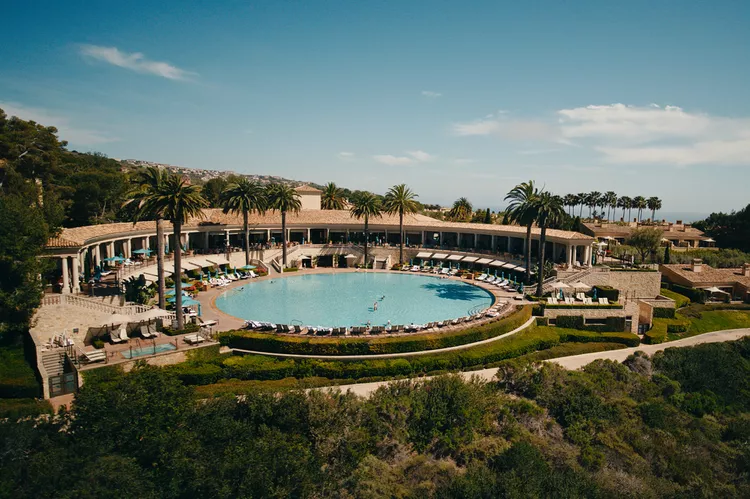 piscina-coliseo-pelican-hill-resort - Este exclusivo resort de California se siente como un pueblo italiano junto al mar, con impresionantes villas y una piscina sin precedentes