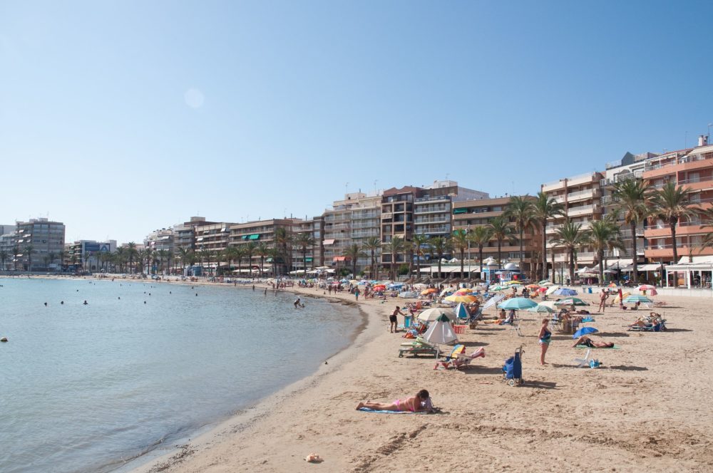 playa_torrevieja_Costa_Blanca_wikimedia_commons_Phillip_Capper-1000x664 - Las 3 increíbles playas de España donde hace calor todo el año