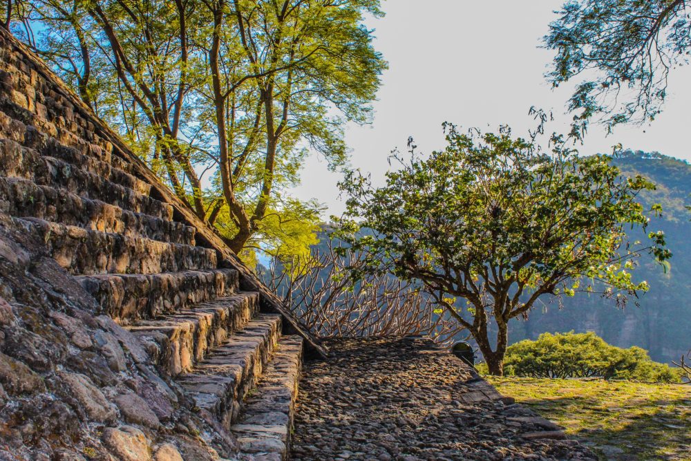 Está a 90 minutos de Cuernavaca, tiene una impactante zona arqueológica y es un Pueblo Mágico muy especial