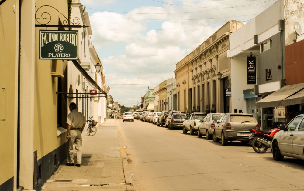 El fantástico pueblo a 2 horas de Buenos Aires con historia gaucha, pulperías y hermosas artesanías de plata