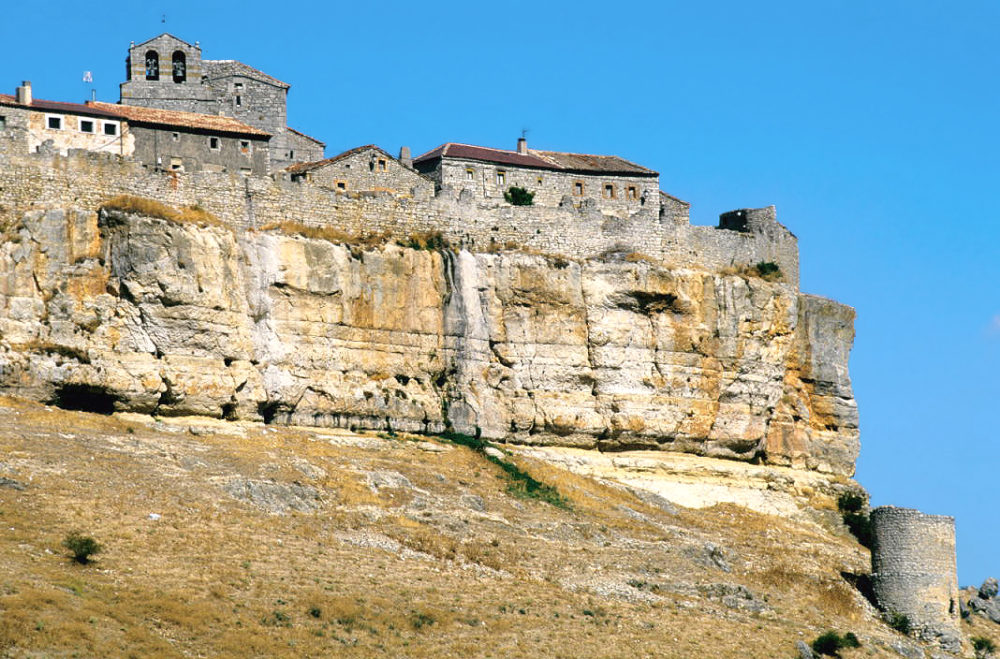 rello-LBM1948-en-Wikimedia-Commons-1000x659 - Está a 1 hora de Soria y es un pueblito medieval con 20 habitantes y una hermosa muralla con un torreón