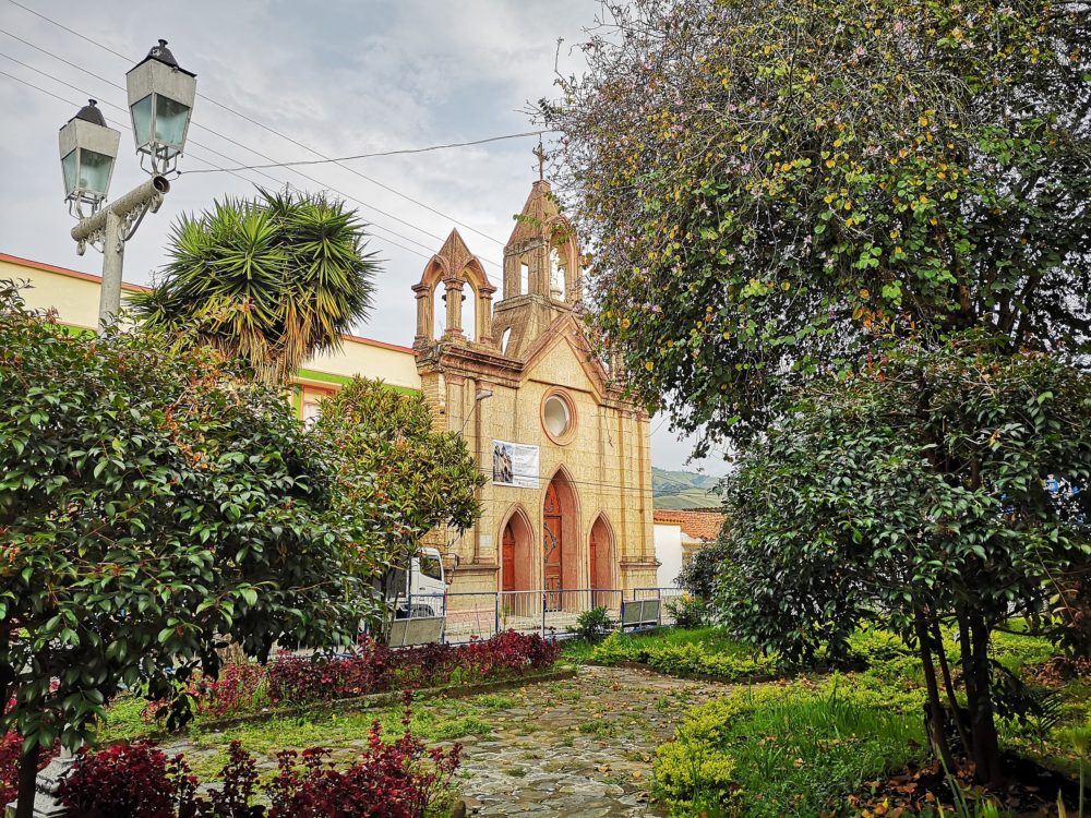 El tranquilo pueblo de Colombia con coloridas casitas, balcones adornados y hermosas vistas panorámicas