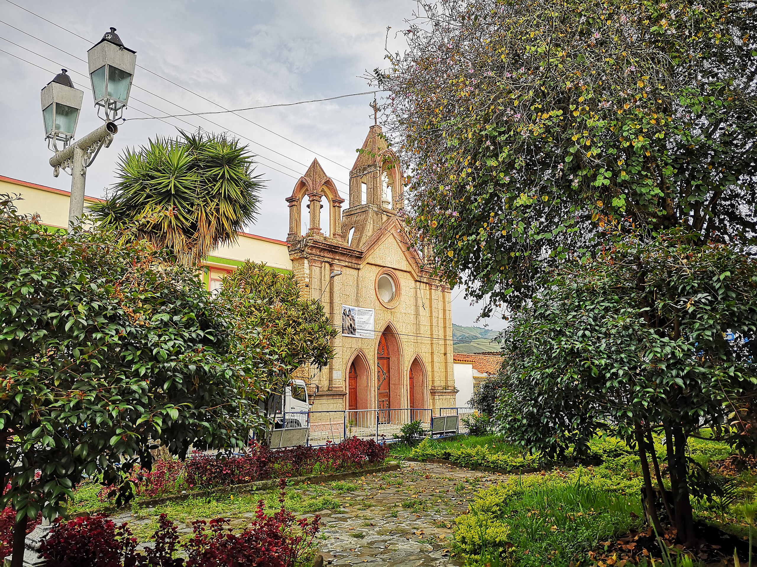 El tranquilo pueblo de Colombia con coloridas casitas, balcones adornados y hermosas vistas panorámicas