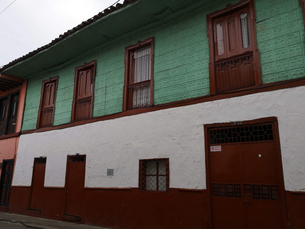 salamina2-XalD-en-Wikimedia-Commons-1000x750 - El tranquilo pueblo de Colombia con coloridas casitas, balcones adornados y hermosas vistas panorámicas