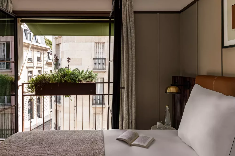 superior-room-view-norman-paris-1000x667 - Este nuevo hotel boutique en París está justo al lado de los Campos Elíseos y tiene suites con vistas a la Torre Eiffel