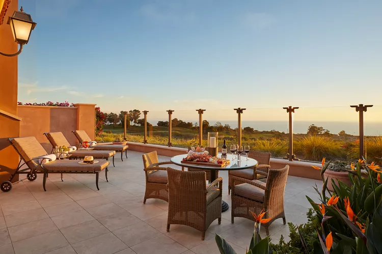 terraza-vino-pelican-hill-resort - Este exclusivo resort de California se siente como un pueblo italiano junto al mar, con impresionantes villas y una piscina sin precedentes