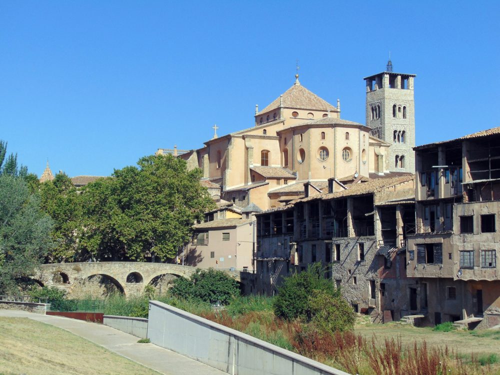 El encantador pueblo a 1 hora de Barcelona con preciosos templos históricos, fantástica arquitectura y museos interesantes