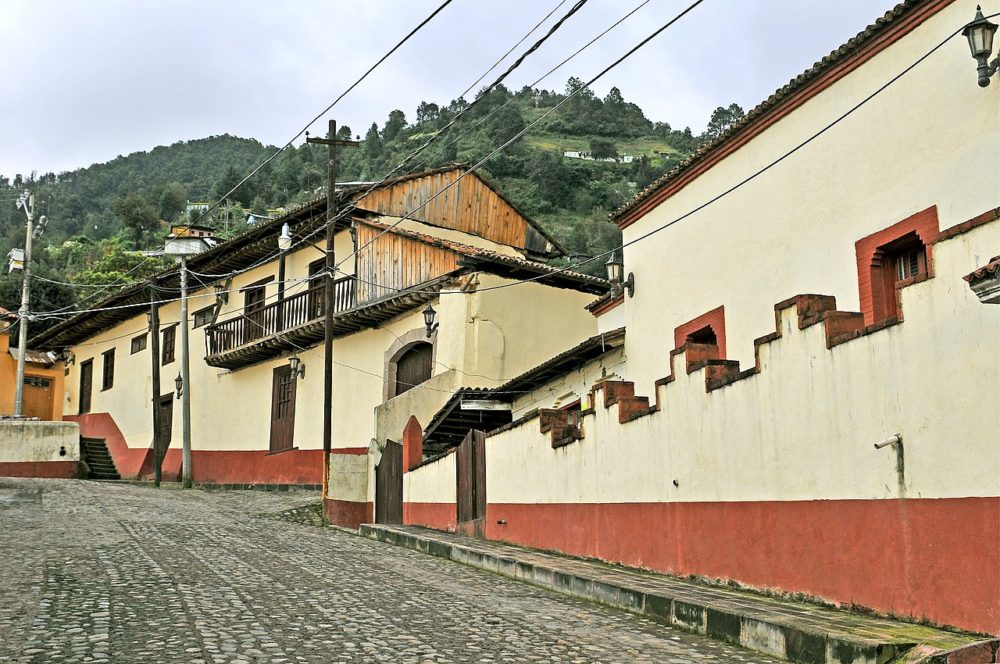 1280px-Angangueo_02-1000x664 - El precioso Pueblo Mágico con un santuario de mariposas, hermosas casitas y montañas majestuosas