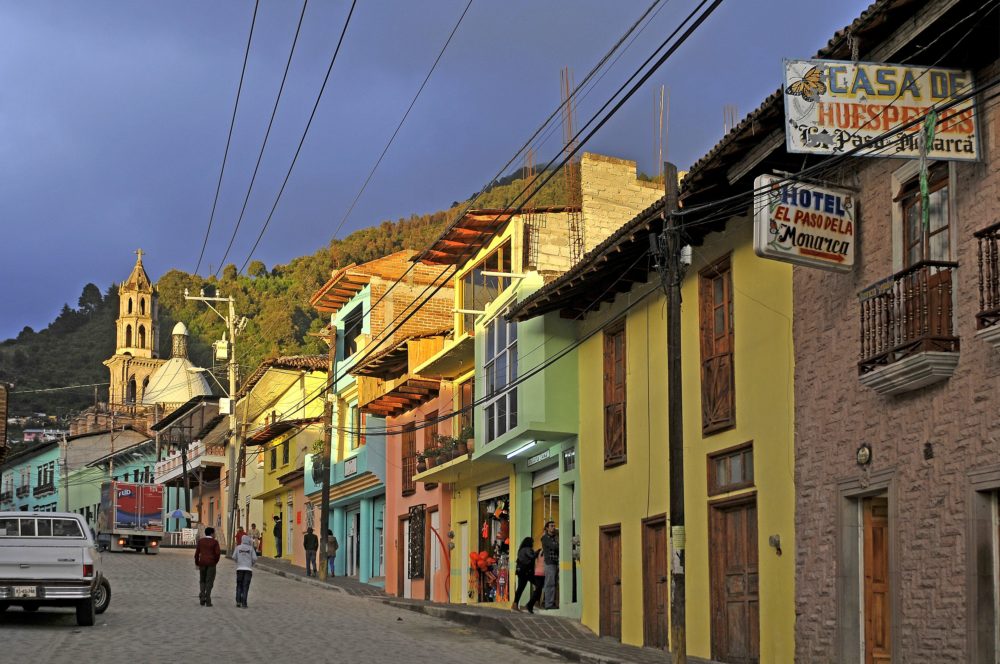 El precioso Pueblo Mágico con un santuario de mariposas, hermosas casitas y montañas majestuosas