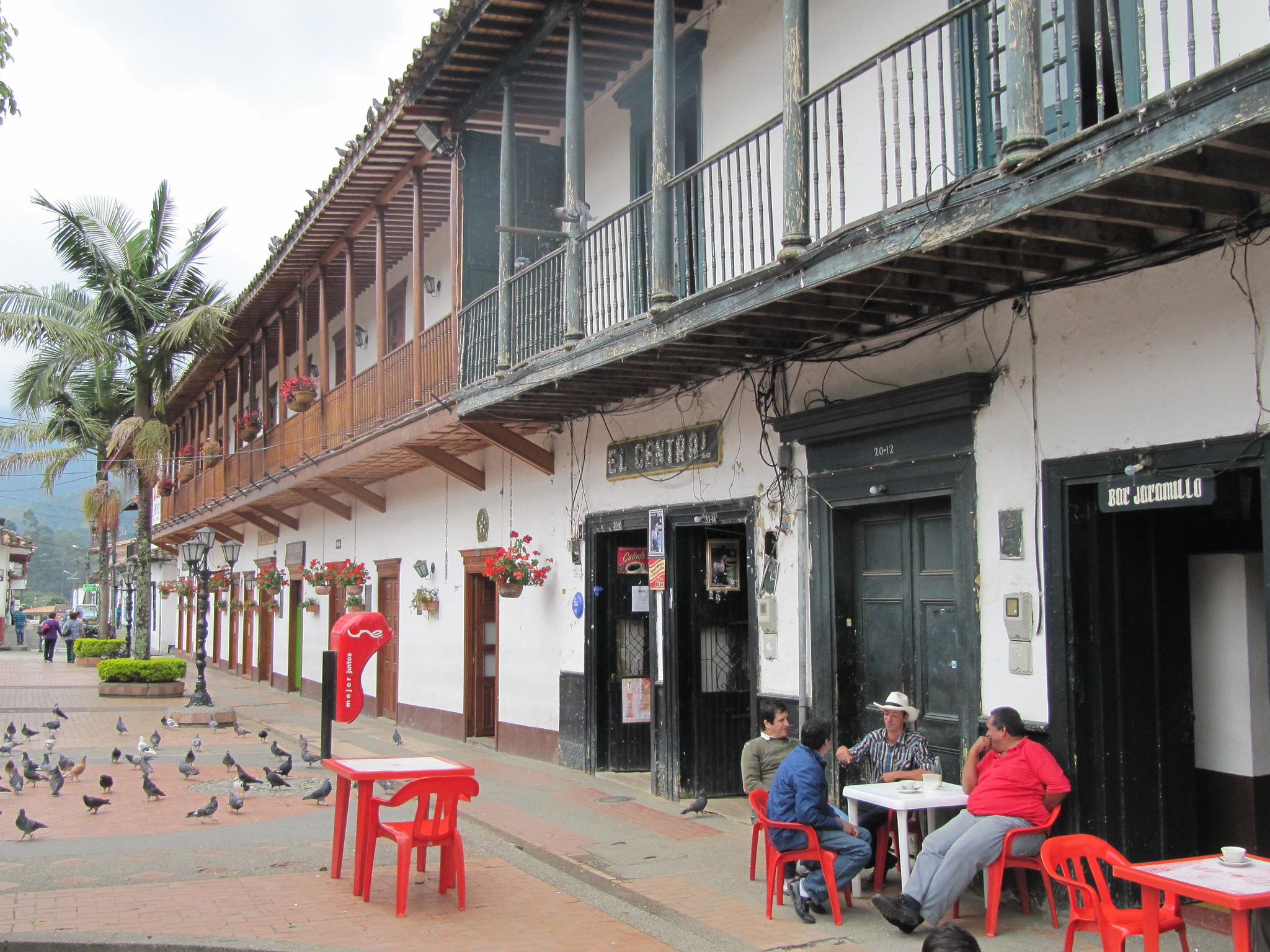 El pueblito a 1 hora de Medellín con hermosas cascadas y bellos miradores y senderos para caminar