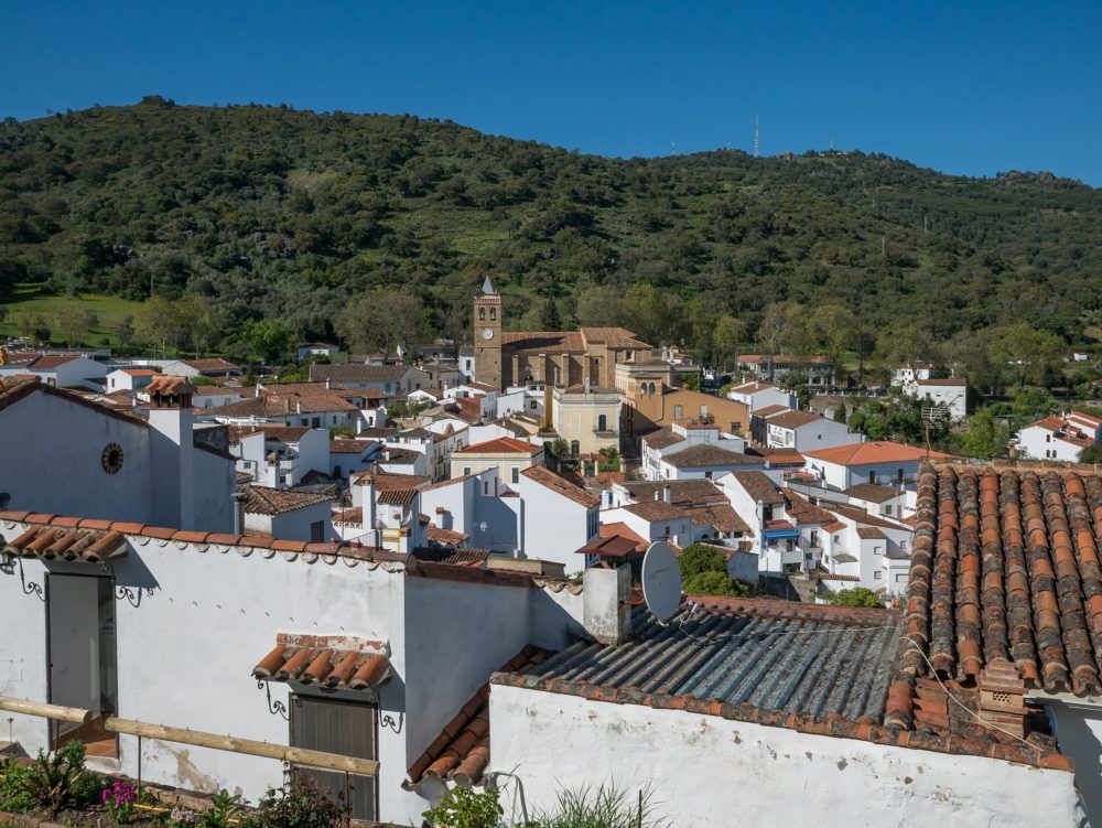 Almonaster_La_Real_wikimedia_commons_Basotxerri-1000x751 - Cuáles son los Pueblos Más Bonitos de Andalucía