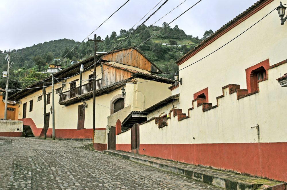 Angangueo_wikimedia_commons_LBM1948-1000x664 - Cuántos Pueblos Mágicos hay en Michoacán