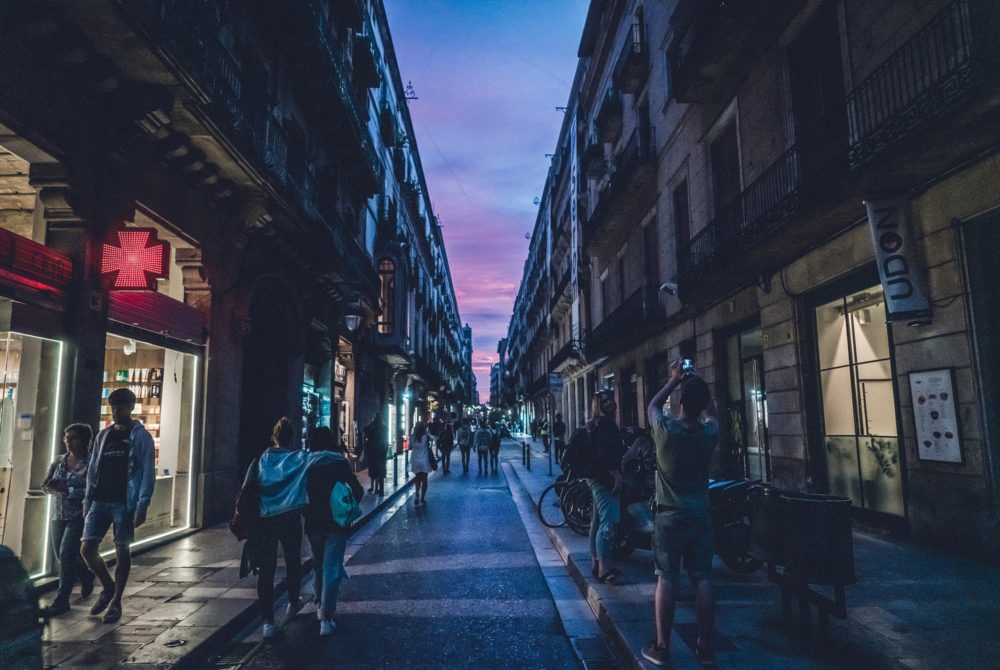 Atardecer-El-Born-1000x670 - Cuáles son las mejores zonas de tiendas de lujo para comprar en Barcelona